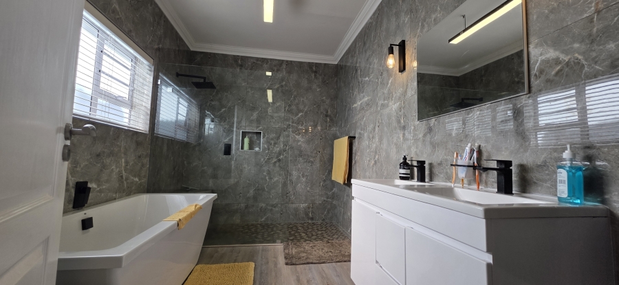3 Bedroom Property for Sale in Bergsig Western Cape